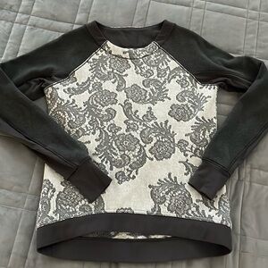 Lululemon grey floral cotton high low long sleeve shirt sweatshirt size 6